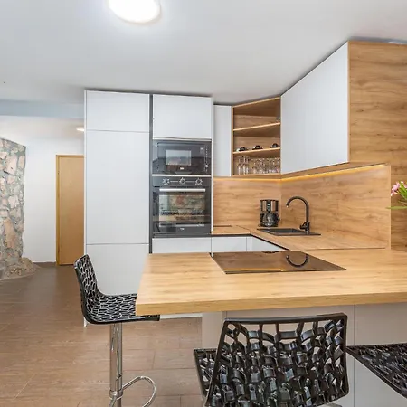 Awesome Home In Sveti Vid Dobrinjski