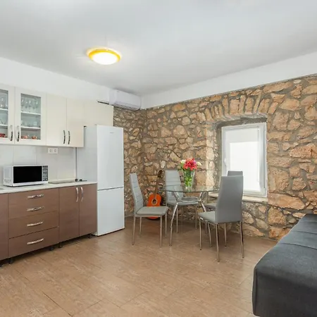 Awesome Home In Sveti Vid Dobrinjski