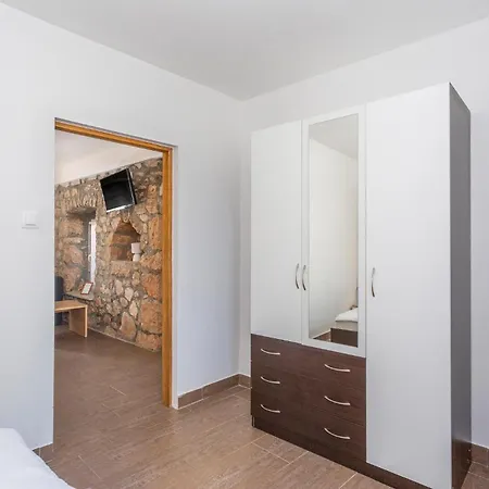 Awesome Home In Sveti Vid Dobrinjski Gostinjac