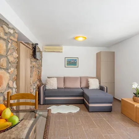 Holiday home Cozy In Sveti Vid Dobrinjski *