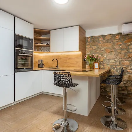 Cozy In Sveti Vid Dobrinjski Holiday home