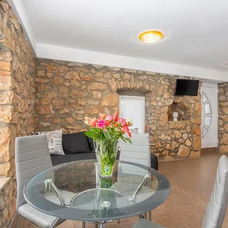 Stunning In Sveti Vid Dobrinjski Ferienhaus Gostinjac